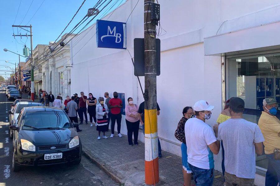 extensa fila no Mercantil do Brasil de Avaré