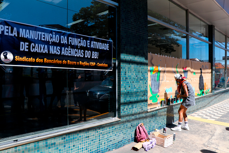 Sindicato dos bancários impede entrada de clientes em agências